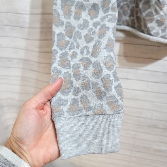 COLSIE CROPPED GRAY LEOPARD PRINT SWEATSHIRT, SZ LARGE - Picture 4 of 10